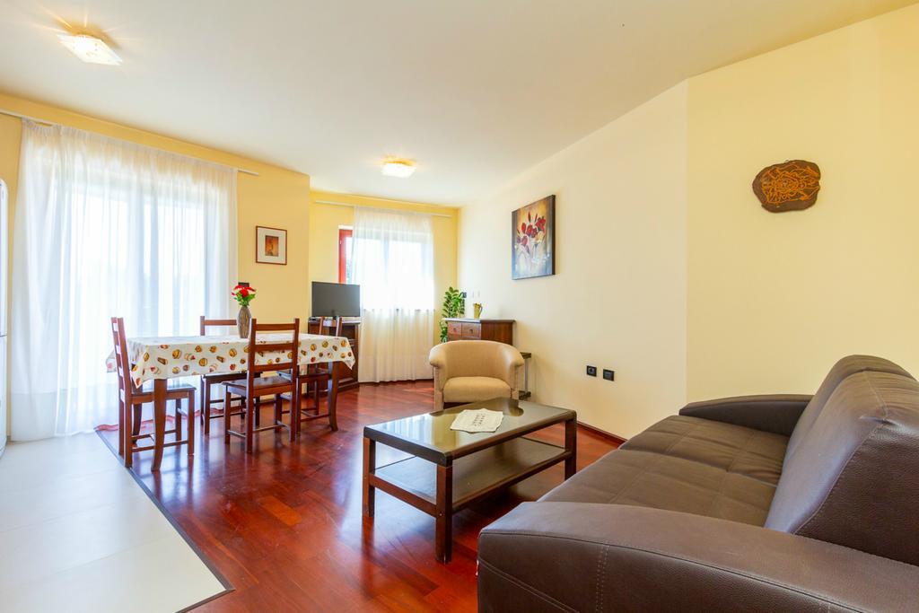 Apartments Villa Yoyo Štinjan Buitenkant foto