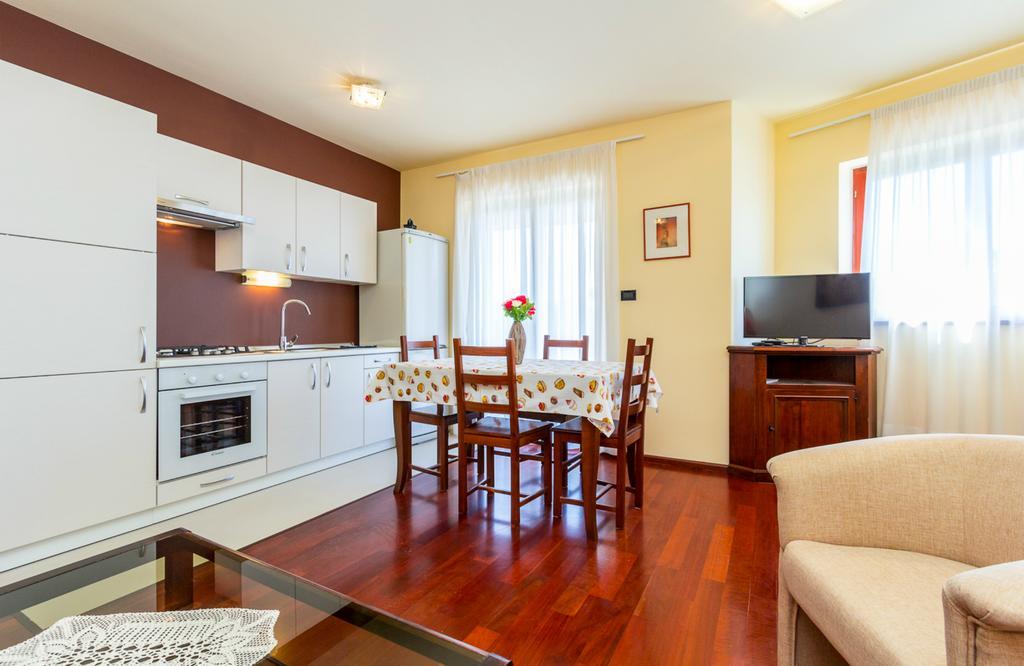 Apartments Villa Yoyo Štinjan Buitenkant foto