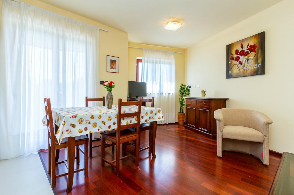 Apartments Villa Yoyo Štinjan Buitenkant foto