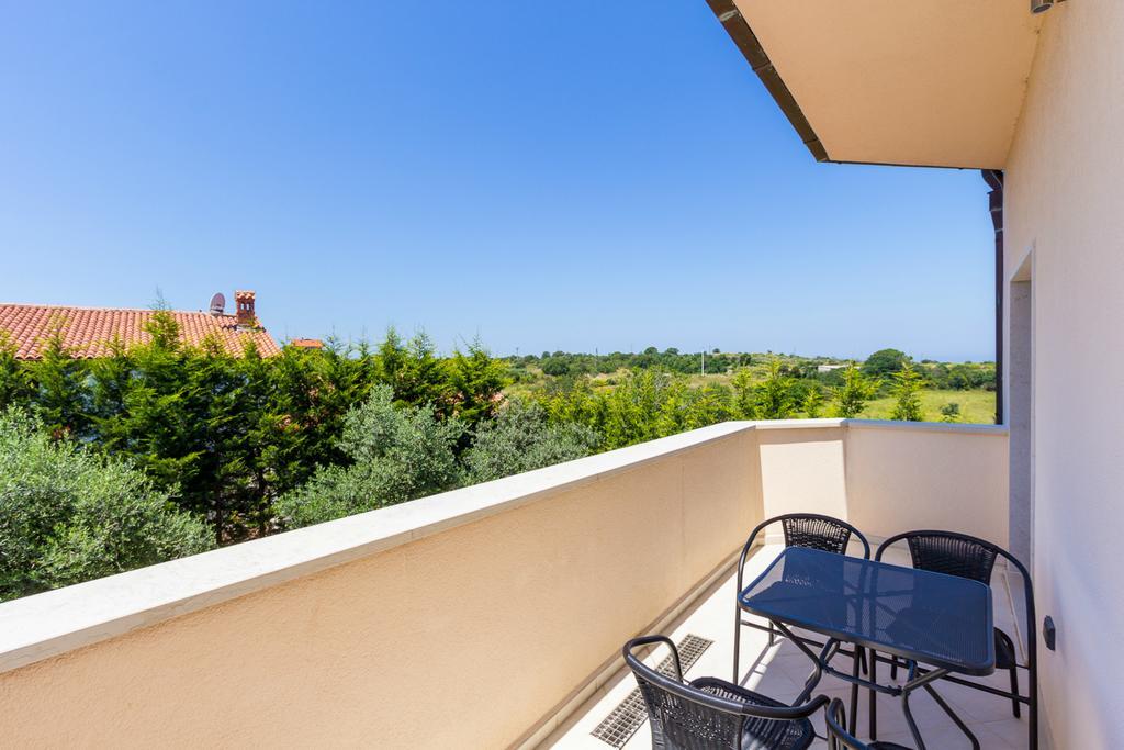 Apartments Villa Yoyo Štinjan Buitenkant foto