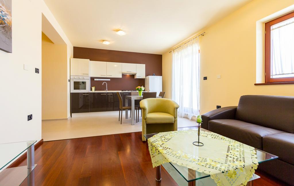 Apartments Villa Yoyo Štinjan Buitenkant foto