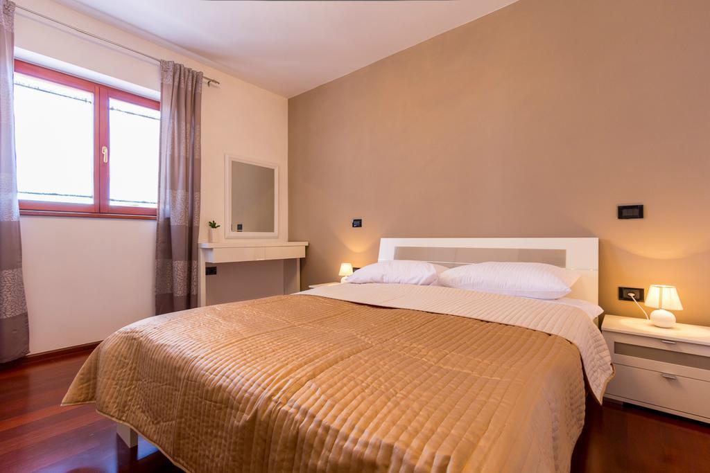 Apartments Villa Yoyo Štinjan Buitenkant foto