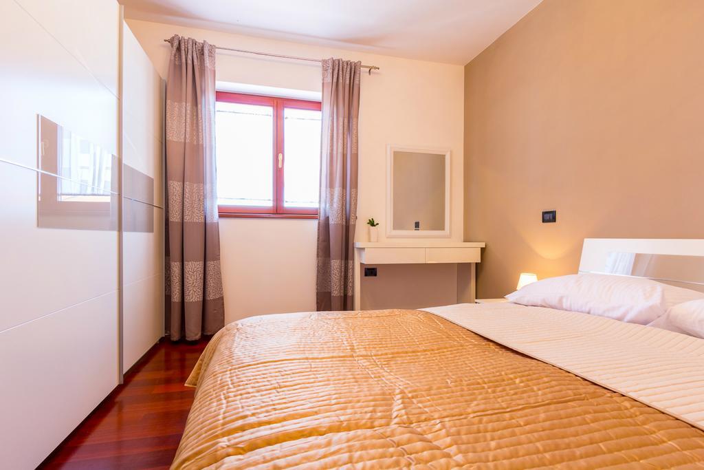 Apartments Villa Yoyo Štinjan Buitenkant foto