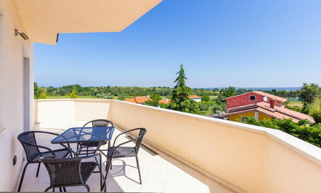 Apartments Villa Yoyo Štinjan Buitenkant foto