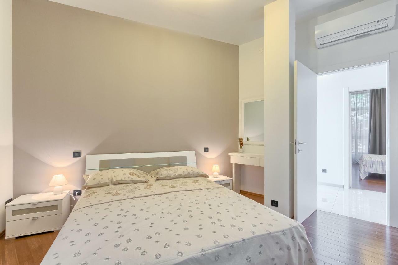 Apartments Villa Yoyo Štinjan Buitenkant foto