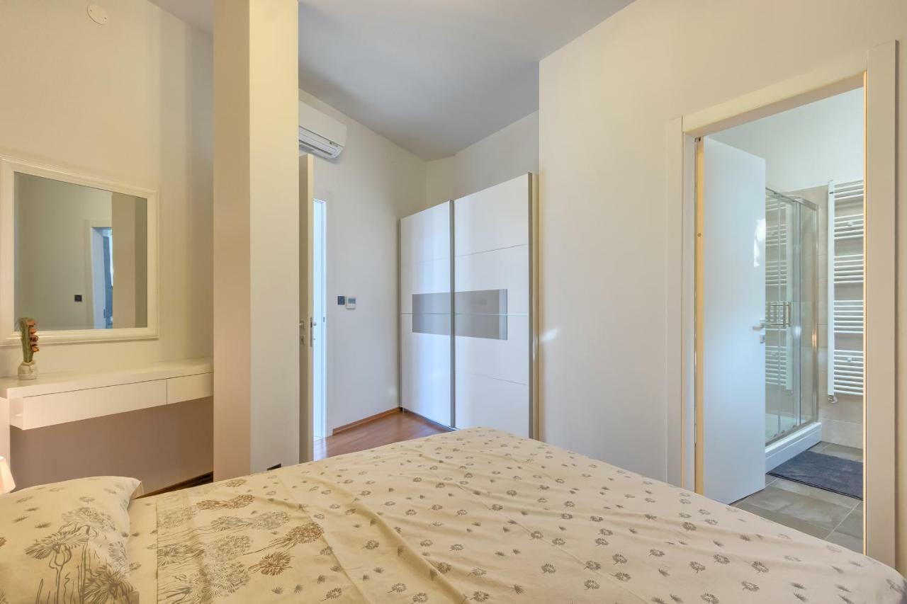 Apartments Villa Yoyo Štinjan Buitenkant foto