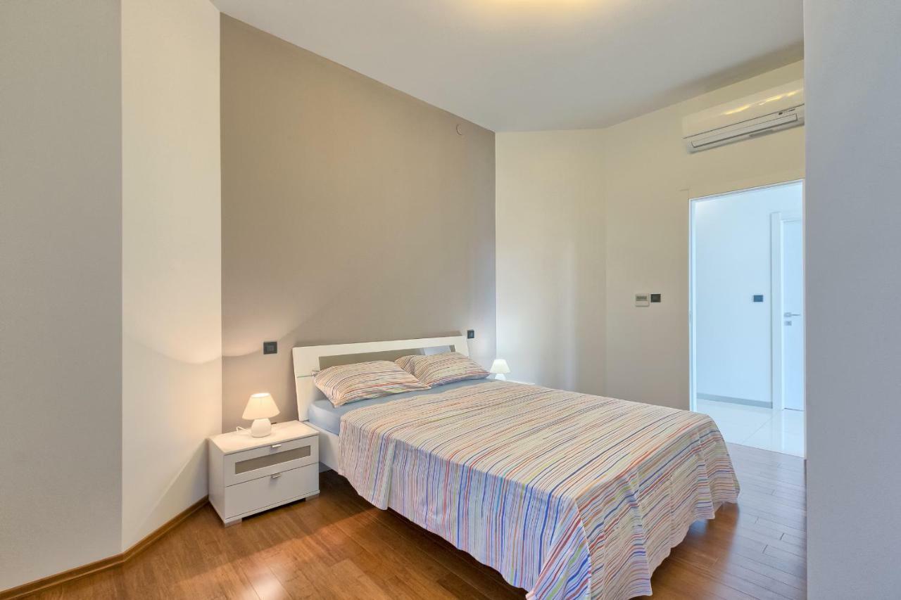 Apartments Villa Yoyo Štinjan Buitenkant foto