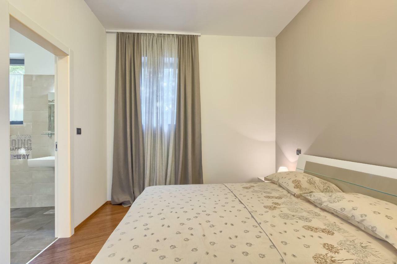 Apartments Villa Yoyo Štinjan Buitenkant foto