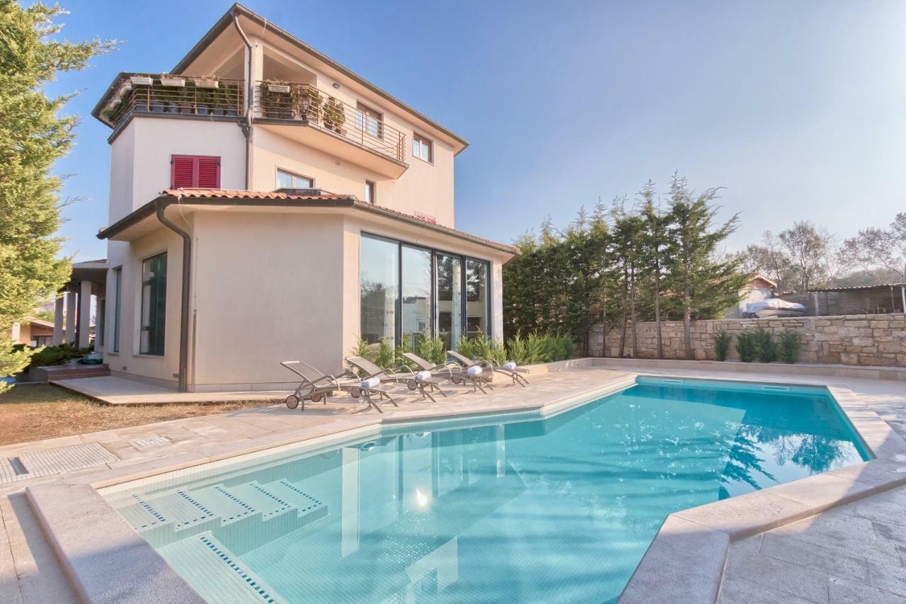 Apartments Villa Yoyo Štinjan Buitenkant foto