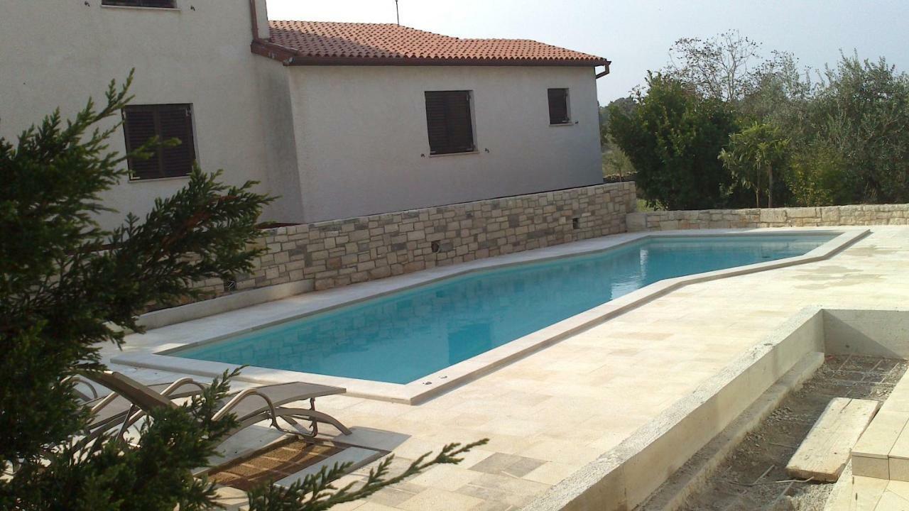 Apartments Villa Yoyo Štinjan Buitenkant foto