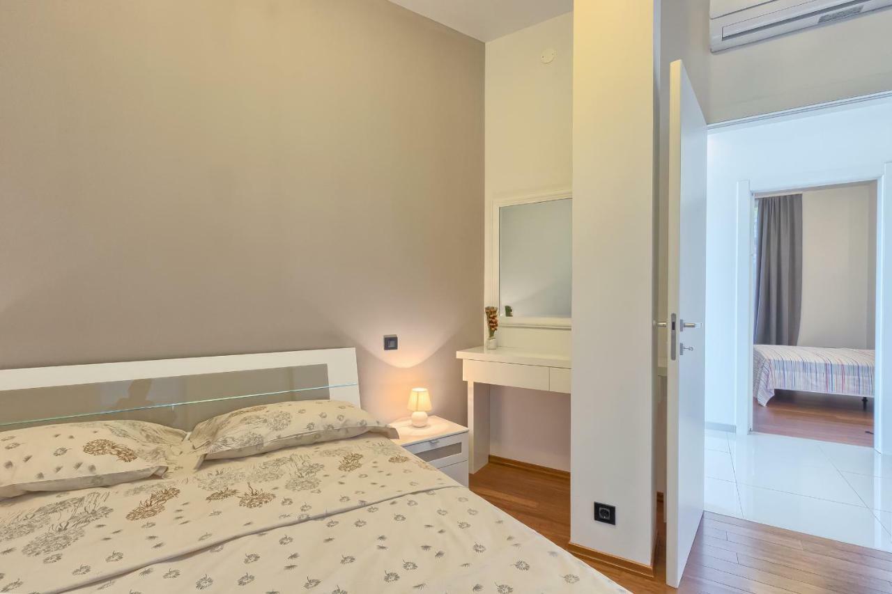 Apartments Villa Yoyo Štinjan Buitenkant foto